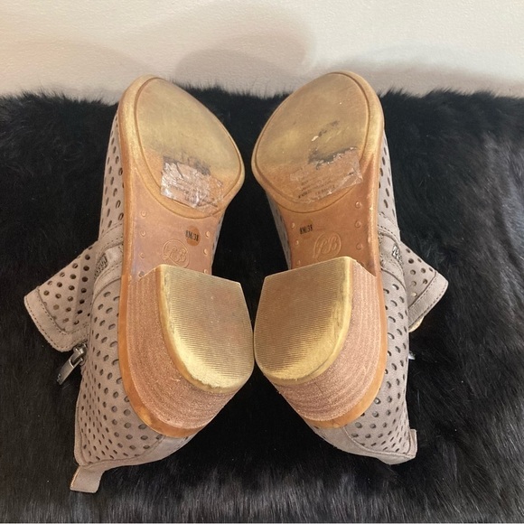 LUCKY BRAND Sz 8 Basel Laser Cutouts Western Boho Style Stacked  Heel Booties - Picture 7 of 11